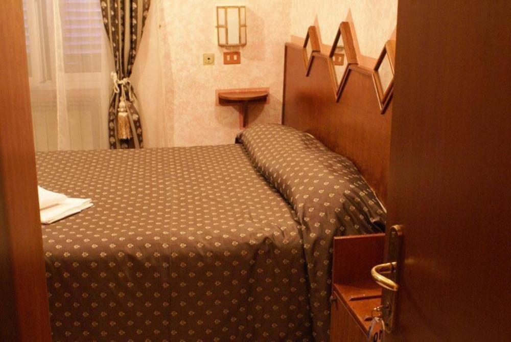 Hotel Farini Rome Bagian luar foto